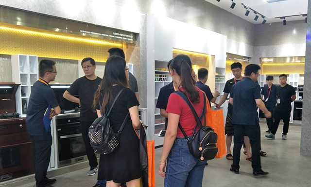 上海國際廚衛展首日,金帝集成灶展位人潮涌動 上海國際廚衛展首日,金帝集成灶展位人潮涌動